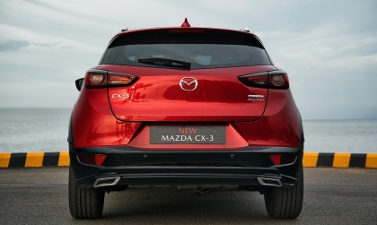 Cản sau của CX-3 cũng có chút thay đổi mang tính nhận diện
